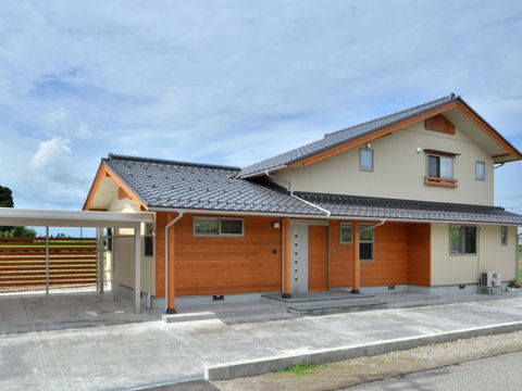 カーポートから雨に濡れずに入れる家