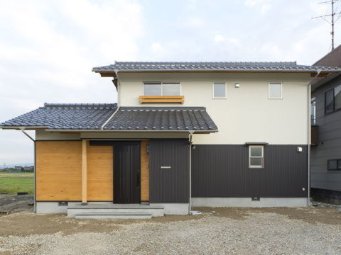 田んぼがずっと広がる景色を楽しめる家