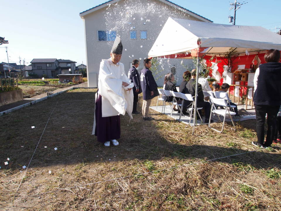 地鎮祭 神主さんお清めをする