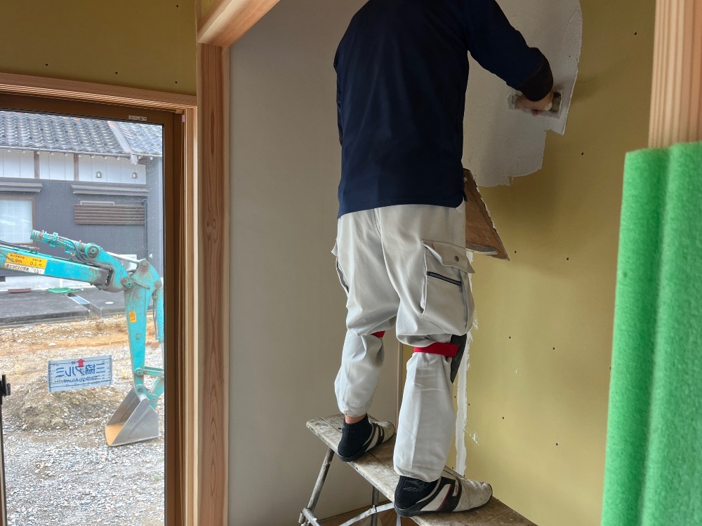 内部壁仕上げ作業　