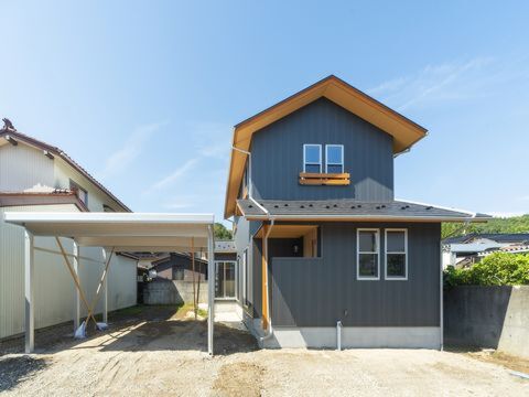 ホワイトの窓枠と切妻屋根の家