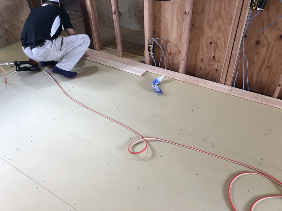 床張り工事中