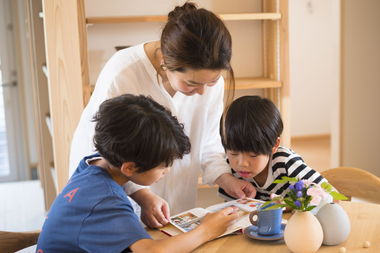 リビングテーブルで親子読書