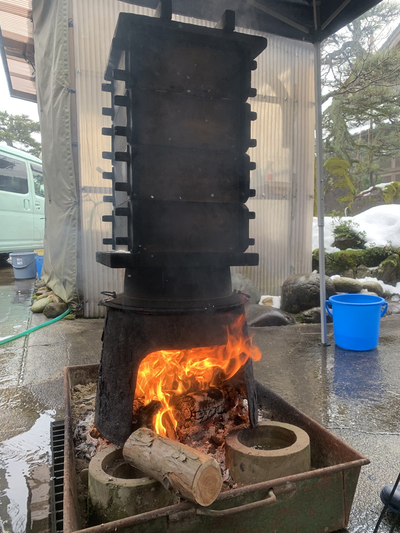 大豆を蒸しています