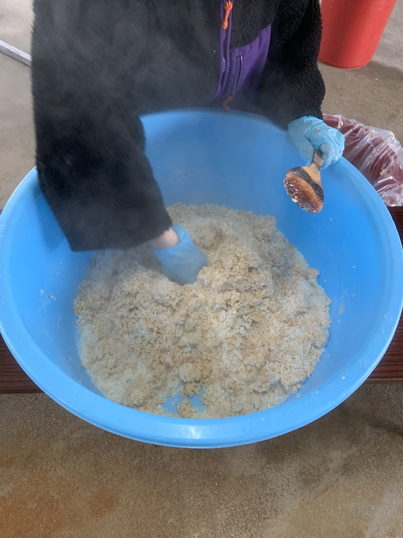 大豆、米麹、天然塩を混ぜています