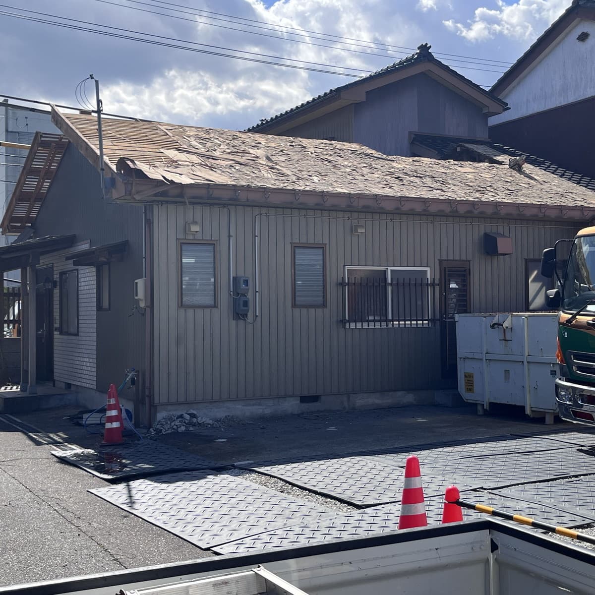 下屋の瓦撤去